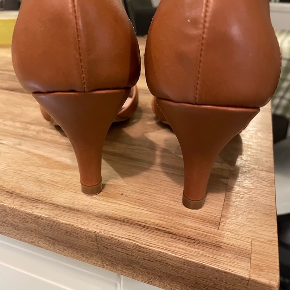 Camel Color shoe. - Picture 3 of 4